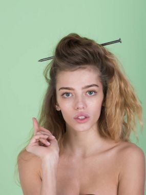 kadın işçinin elinde onarım veya bina çivi