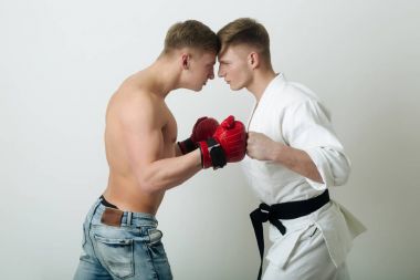 İki kızgın adam İkizler veya mücadele sporcular