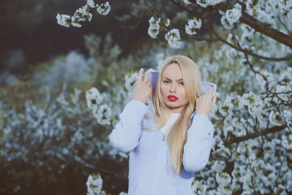 Femme aux lèvres rouges et aux cheveux blonds en fleur — Photo