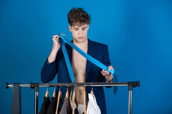 Hombre con la cara afeitada en el guardarropa percha usar chaqueta, corbata — Foto de Stock