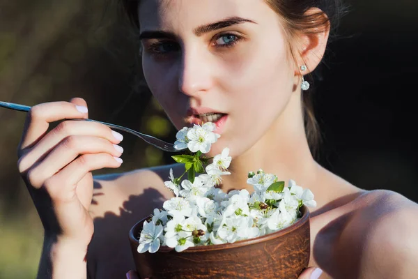 Frau mit Frühlingsblumen im Sommer, Schönheit und Mode — Stockfoto