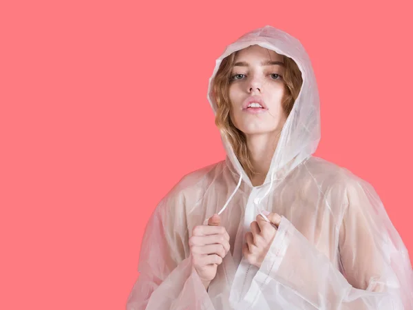 Yağmurluk beyaz renk olarak kırmızı arka plan ile kız — Stok fotoğraf