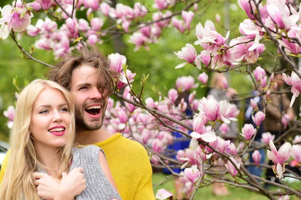 Homme et femme, couple amoureux au printemps magnolia fleurs — Photo