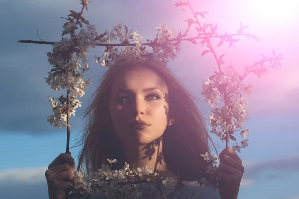 Mädchen posiert mit hübschem Gesicht in floralem Rahmen — Stockfoto