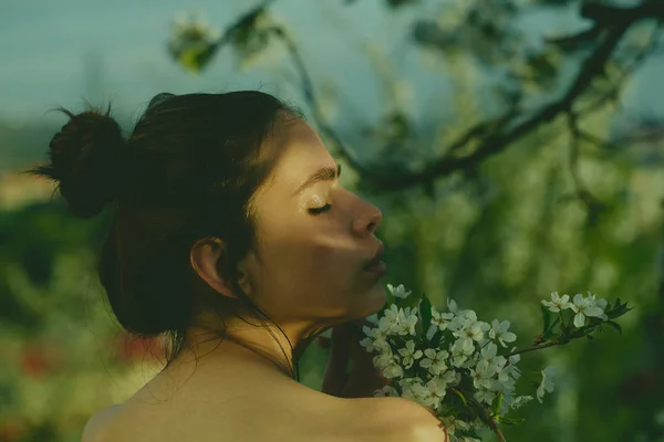 Vacker flicka i körsbärsblommor trädgård en vårdag — Stockfoto