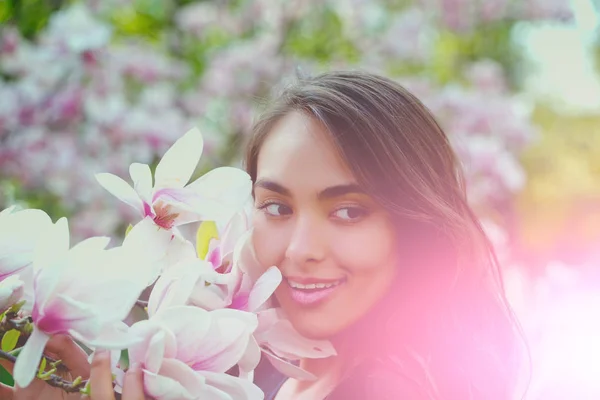 Gelukkig meisje met schattige glimlach, glimlachen op Magnoliaboom — Stockfoto