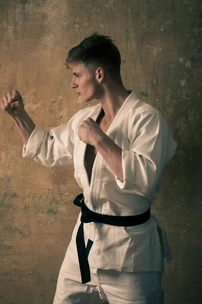 Προπονητής του karate, άνθρωπος που θέτουν σε στάση με γροθιές αγωνίζονται — Φωτογραφία Αρχείου