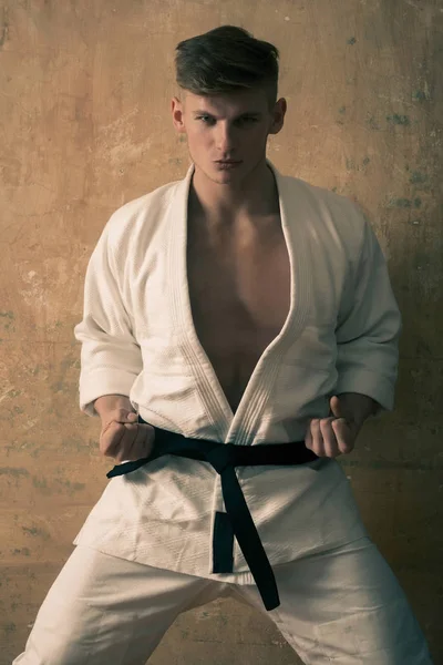 Karatê ou aikido homem formação em quimono branco, faixa preta — Fotografia de Stock
