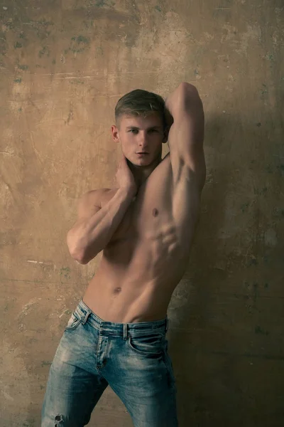 Hombre atlético fuerte, modelo de la aptitud, torso que muestra seis abdominales del paquete — Foto de Stock