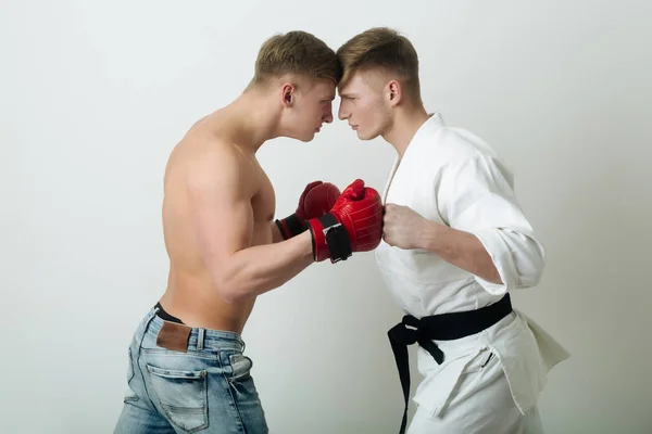 Dois homens zangados gêmeos ou atletas lutando — Fotografia de Stock