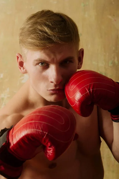 Boxning handskar röd färg på händerna på mannen boxare — Stockfoto