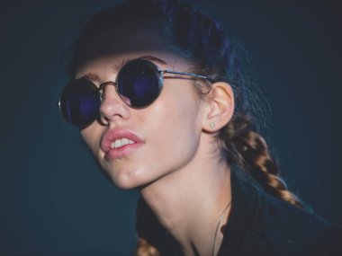 Sevimli kız güzel yüzü ve bezleri şık güneş gözlüğü ile