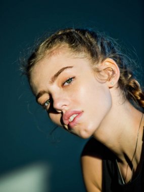 sevimli yüzü ile kız