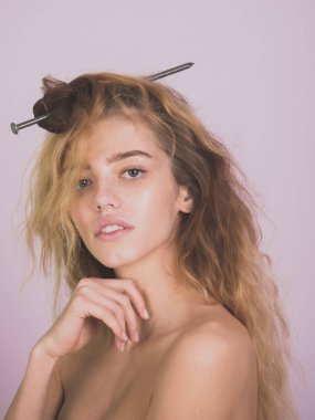 Metalik çivi doğal sarışın, uzun saçlı olan kadın