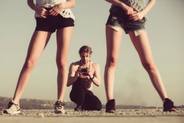 kamera, gökyüzü yaz aylarında kadınların ayakları olan adam