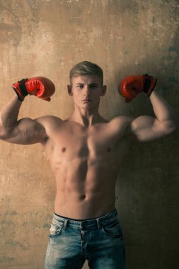 Spor ve kırmızı boks eldivenleri mücadele, kas boksör