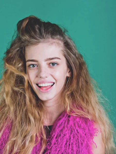 Ragazza, modello felice con naturale, capelli lunghi in boa rosa — Foto Stock