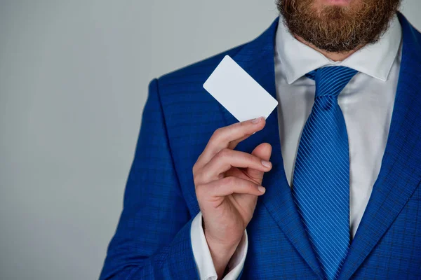 Geschäftsmann mit silberner Geschäfts- oder Kreditkarte, Geschäftsethik — Stockfoto
