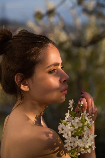 Flor de primavera, mulher com ombros nus — Fotografia de Stock