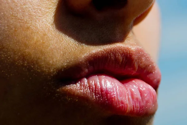 Schöne rosa Lippen. junge Frau mit Mund. — Stockfoto