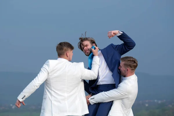 Gente luchando en la naturaleza en el fondo del cielo azul —  Fotos de Stock