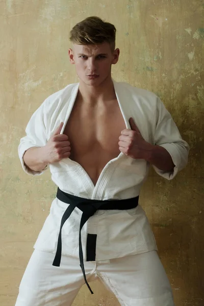 Karate ember jelentenek az izmos mellkas fehér kimonó — Stock Fotó