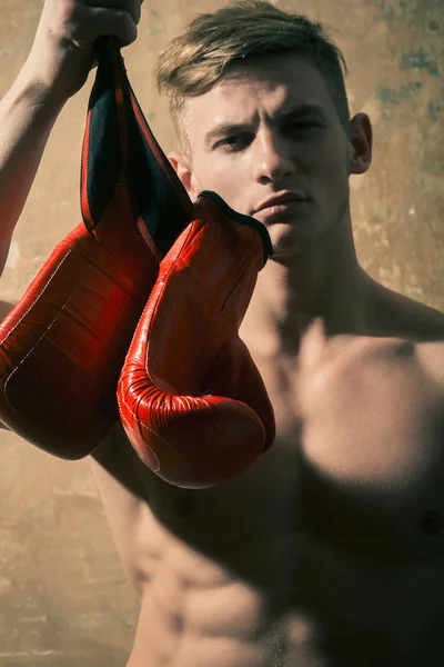 Guantes de boxeo en mano fuerte del hombre —  Fotos de Stock