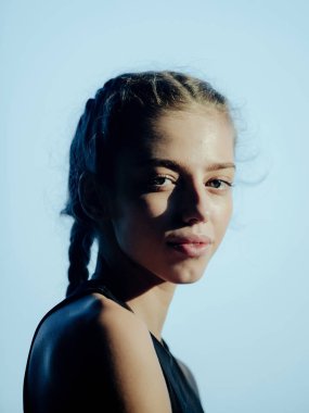 güzel bir yüzü olan kadın ve hayır Makyaj