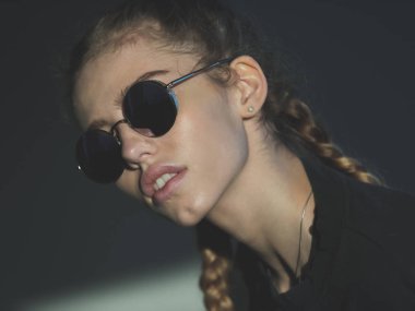 güzel bir yüz ve bezleri şık güneş gözlüklü kadın ile