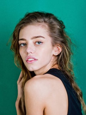 doğal sarışın, uzun saçlı, yağlı dalgalı, kız, makyaj yok