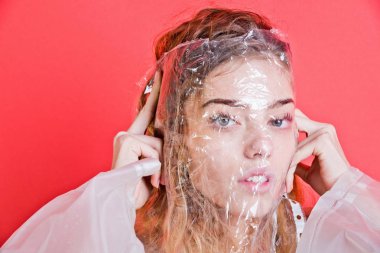 kadın güzel yüzünde şeffaf, plastik torba ile poz