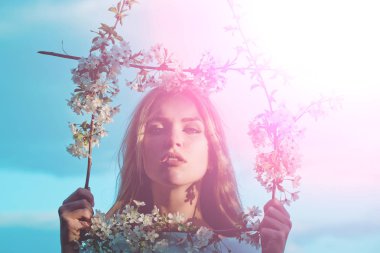 güzel genç kız ile kiraz bahçesinde bahar çiçek