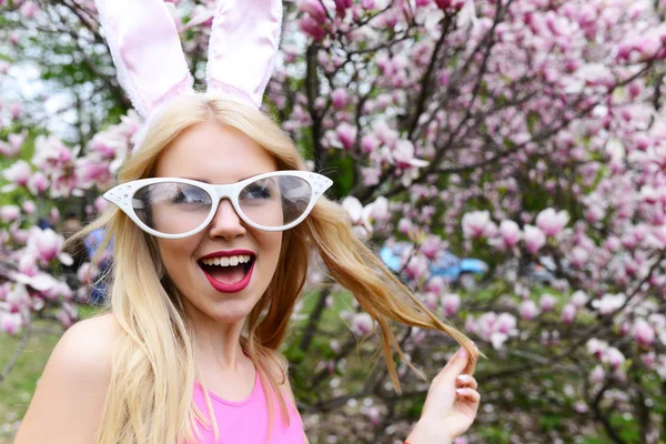 Vrouw met grappige bril en bunny oren lachen — Stockfoto
