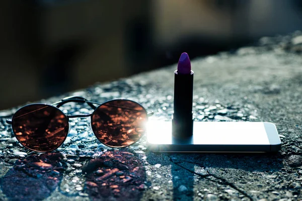 Moda güneş gözlüğü, cep telefonu ve tüp ruj — Stok fotoğraf