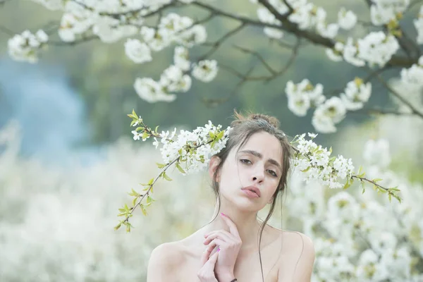 Mulher posando com branco, flores florescentes no cabelo — Fotografia de Stock