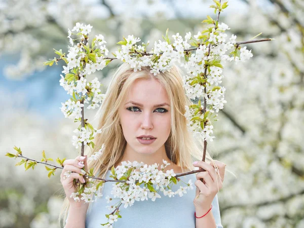 Kevät, tyttö runko kukka — kuvapankkivalokuva