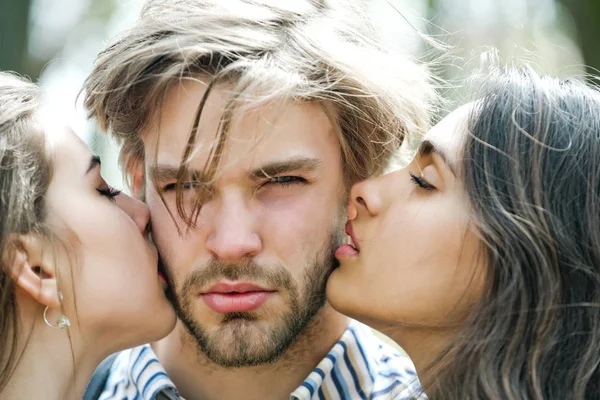 Hombre afortunado con chicas besándolo —  Fotos de Stock