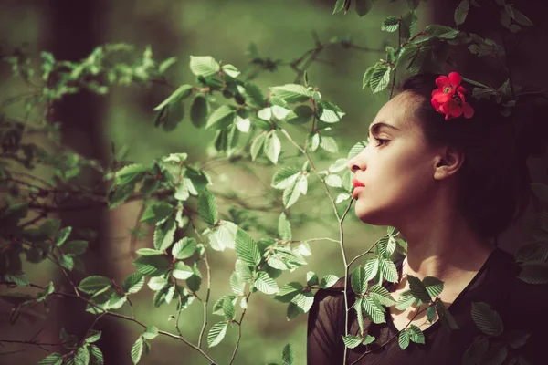 Atractiva chica delgada en la hoja en el bosque al aire libre —  Fotos de Stock