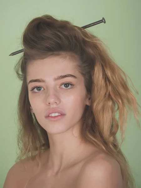 Vacker kvinna med bygga arbetare spik i hår — Stockfoto