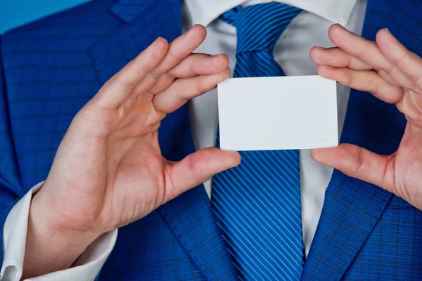Бізнес або кредитна картка в руках бізнесмена, ділова етика — стокове фото