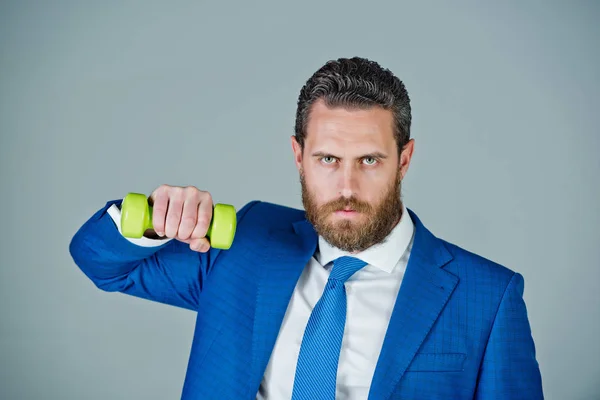 Junger Mann mit Fitness-Langhantel im Büro-Fitnessstudio — Stockfoto