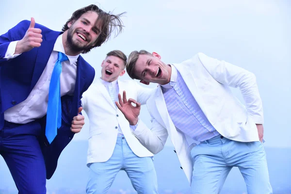 Moda de negócios, pessoas felizes em roupas brancas e azuis, marketing — Fotografia de Stock