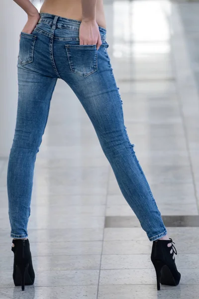 Beleza e moda, juventude e sexualidade, estilo jeans — Fotografia de Stock