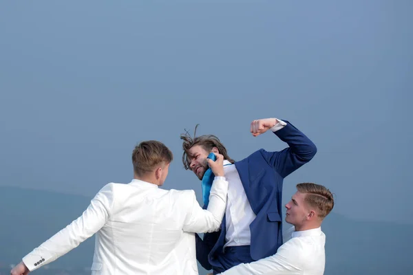 Homem de negócios soco, batendo colega, homens gêmeos em roupa formal — Fotografia de Stock