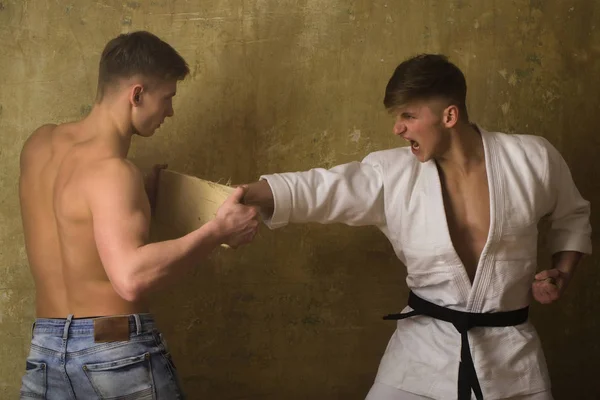 Sparring sport, karate training fight, due combattenti su sfondo beige — Foto Stock