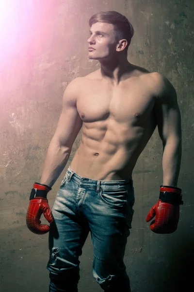 Kırmızı boks eldiven kas boksör