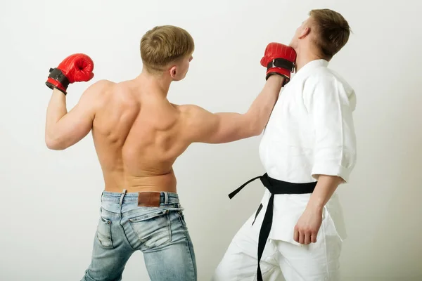 A fiatal férfiak ikrek, vegyes harcművészet harc — Stock Fotó