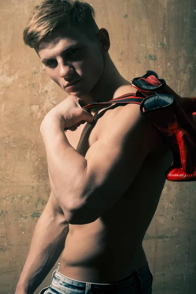 Hombre o boxeador posando con guantes rojos de boxeo — Foto de Stock