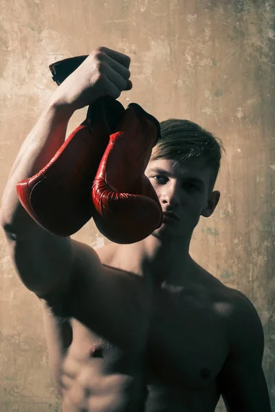 Par röd, boxning handskar i stark hand människans — Stockfoto