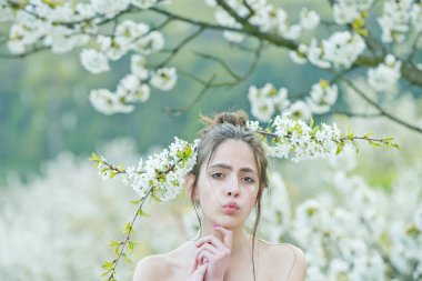güzel genç kız ile kiraz bahçesinde bahar çiçek